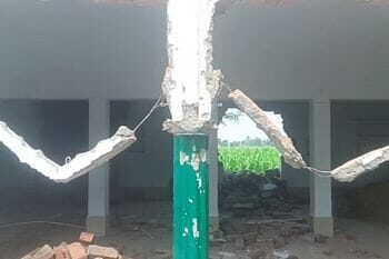 नेपाल सीमा से सटे क्षेत्र में पट्टे की जमीन पर बनी मस्जिद को मिली नोटिस तो खुद ही तोड़ने लगे बनवाने वाले!