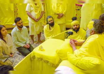 LUCKNOW :टेस्ट क्रिकेट से संन्यास के बाद प्रेमानंद जी महाराज की शरण में पहुंचे विराट कोहली और अनुष्का शर्मा 