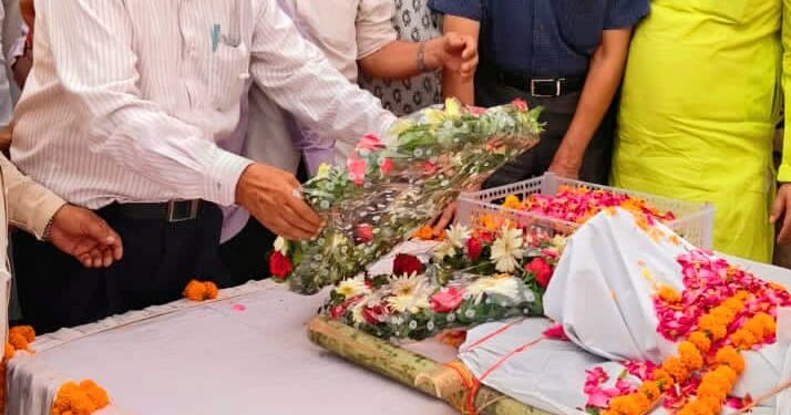 LUCKNOW :डॉ. विक्रम राव का राजकीय सम्मान के साथ किया गया अंतिम संस्कार