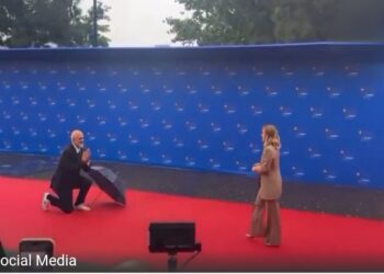 बारिश, रेड कार्पेट और फिर घुटनों पर बैठे अल्बानियाई PM! मेलोनी के स्वागत का ये अंदाज सोशल मीडिया पर छाया