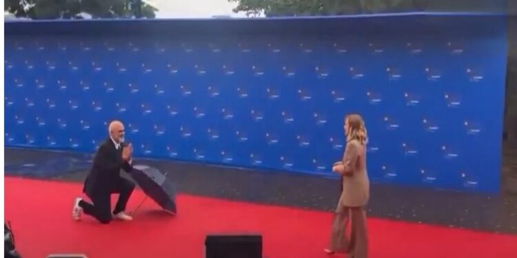 बारिश, रेड कार्पेट और फिर घुटनों पर बैठे अल्बानियाई PM! मेलोनी के स्वागत का ये अंदाज सोशल मीडिया पर छाया