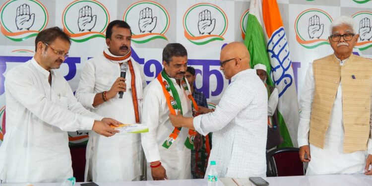 LUCKNOW :समाजवादी पार्टी शिक्षक प्रकोष्ठ के प्रदेश उपाध्यक्ष संजय राय प्रियदर्शी ने थामा कांग्रेस का हाथ