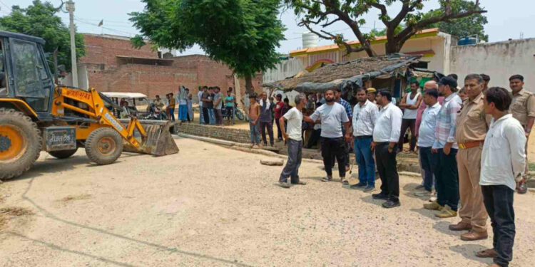 कन्नौज: डुडवा बुजुर्ग में गरजा बुलडोज़र, अवैध कब्जा मुक्त कराई जमीन