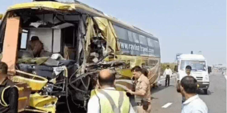 कन्नौज: स्लीपर बस दुर्घटनाग्रस्त, 2 यात्रियों की मौत, 16 घायल