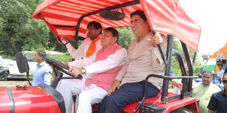 DEHRADUN-ट्रैक्टर की स्टेयरिंग पर सीएम धामी: जनता से जुड़कर ही होता है सच्चा नेतृत्व