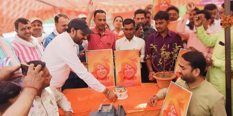 LUCKNOW :टीईटी पास शिक्षामित्रों ने अनवरत धरने के दसवें दिन मनाया मुख्यमंत्री जी का जन्मदिन एवं किया वृक्षारोपण