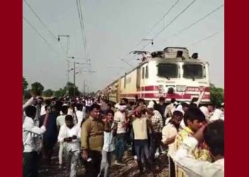 BHARATPUR-गुर्जर महापंचायत के बाद लोगों ने ट्रेन पटरी पर बोला धावा,दिल्ली- मुंबई रेलमार्ग पर यातायात रुका