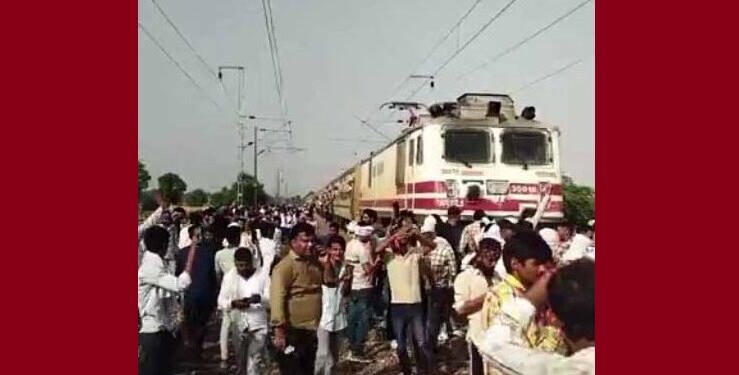 BHARATPUR-गुर्जर महापंचायत के बाद लोगों ने ट्रेन पटरी पर बोला धावा,दिल्ली- मुंबई रेलमार्ग पर यातायात रुका