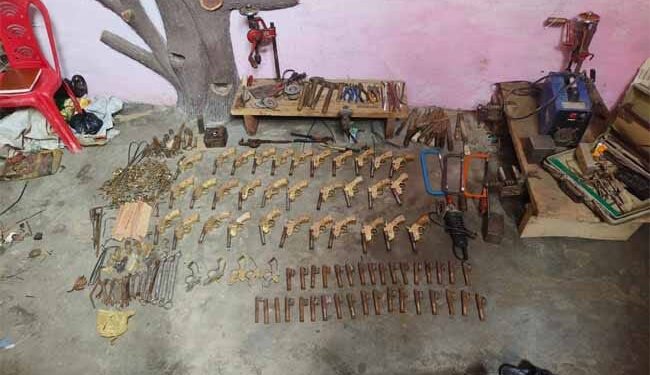 LUCKNOW-पंचायत चुनाव के पहले अवैध हथियारों से पट रहा यूपी!