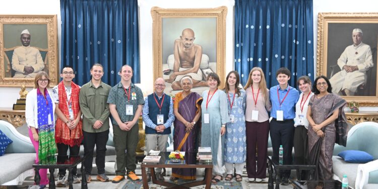 LUCKNOW-राज्यपाल से मोंटाना (अमेरिका) से भारत आए छात्र प्रतिनिधिमंडल ने भेंट की