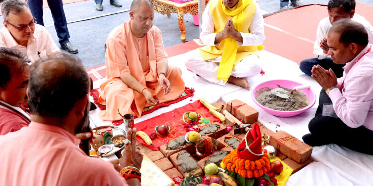 LUCKNOW-मुख्यमंत्री ने राज्य निर्वाचन आयोग, उ0प्र0 के कार्यालय भवन का शिलान्यास किया