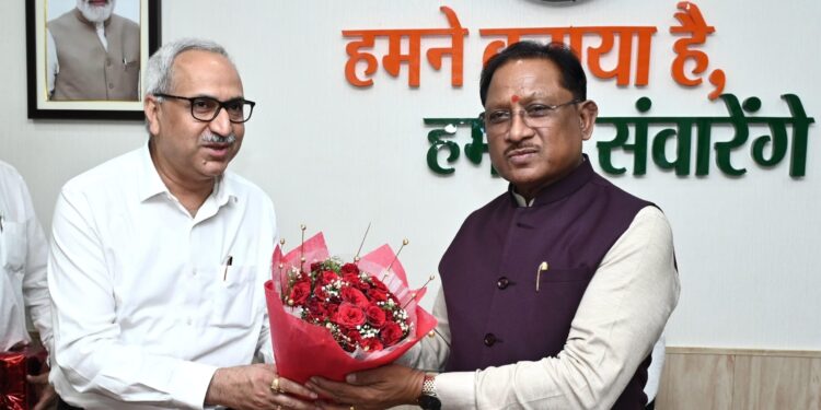 रायपुर-मुख्यमंत्री  से भिलाई स्टील प्लांट के नवनियुक्त निदेशक चित्त रंजन महापात्र ने की सौजन्य मुलाकात*