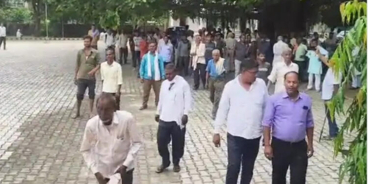 कन्नौज-राजस्व अधिकारियों पर रिश्वत मांगने का आरोप, विधायक के साथ कलेक्ट्रेट पहुंचे ग्रामीण