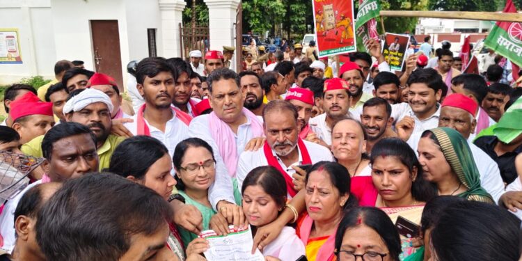 कन्नौज। आलू के कम दाम एवं खाद की किल्लत पर सपा का जोरदार प्रदर्शन, ज्ञापन