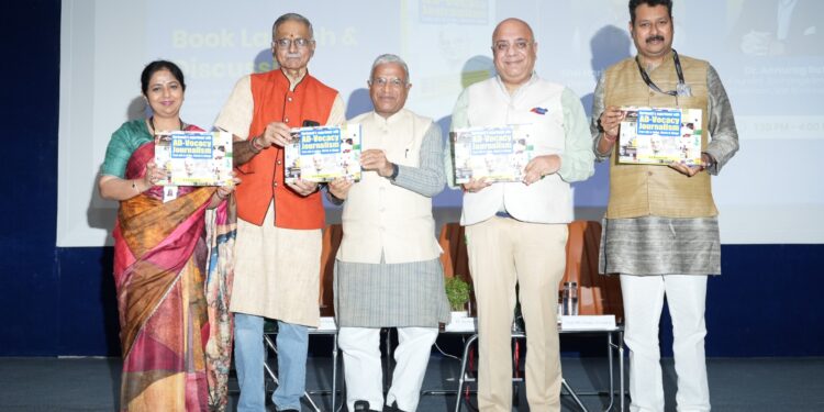 DEHRADUN-राज्यसभा के उपाध्यक्ष हरिवंश नारायण सिंह ने मानव रचना में सरोकार की पत्रकारिता पर पुस्तक का अनावरण किया