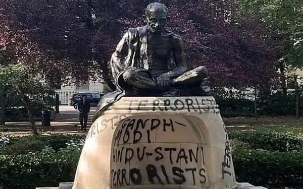 लंदन में महात्मा गांधी का हुआ अपमान ,प्रतिमा तोड़ी गई , अपमानजनक शब्द भी लिखे गए