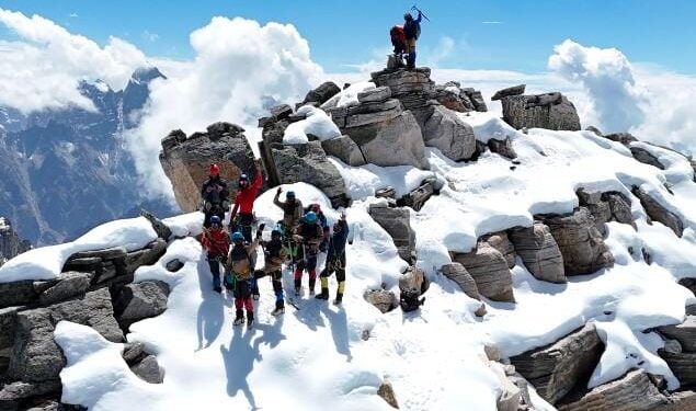 रायपुर-हिमालय में गूँजी जशपुर की गूंज: आदिवासी युवाओं ने जगतसुख पीक पर खोला नया मार्ग*