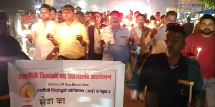 कन्नौज: एलपीजी वितरकों ने सेवा दर बढ़ाने के लिए निकाला कैंडल मार्च
