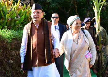 DEHRADUN-मां के साथ पैतृक गांव पहुंच भावुक हुए सीएम धामी