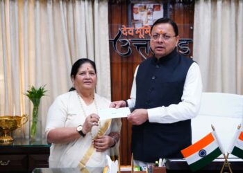 dehradun-मुख्यमंत्री राहत कोष के लिए पर्वतारोही बछेंद्री पाल ने प्रदान किया 10 लाख का चेक