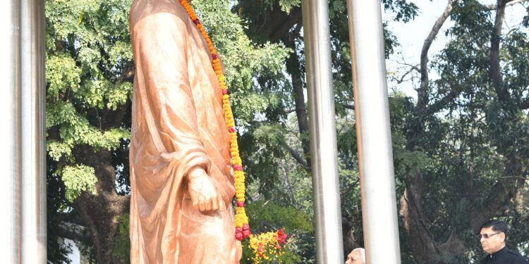 लखनऊ-राज्यपाल  आनंदीबेन पटेल ने स्वामी विवेकानंद जयंती पर दी श्रद्धांजलि