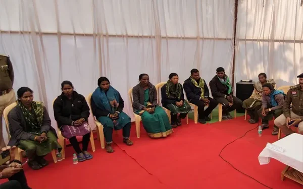 छत्तीसगढ़-धमतरी में 47 लाख रुपये के इनामी नौ नक्सलियों ने पुलिस के सामने डाले हथियार