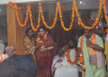 कन्नौज: अपर्णा यादव पहुंची ठठिया, ब्रह्मलीन देव शरण नंद महाराज की मूर्ति का अनावरण
