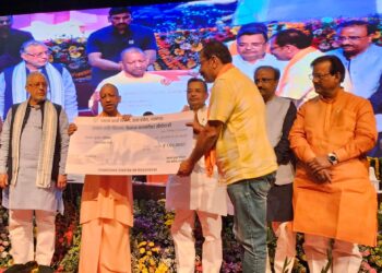 LUCKNOW-कैलाश मानसरोवर यात्रियों को मुख्यमंत्री ने ₹1लाख की अनुदान राशि वितरित की*