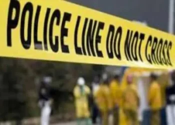 UP NEWS-बलिया में बंद पड़े मकान की छत पर मिली लाश, पिता की हालत भी नाजुक