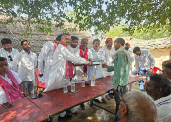 कन्नौज: गंगा में डूबे और दुर्घटना में मरे युवको के परिजनों को सपा ने दी आर्थिक सहायता