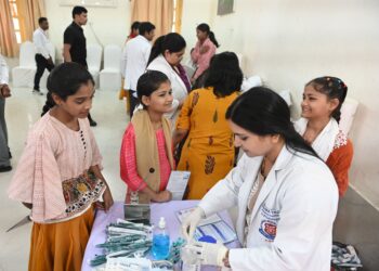 LUCKNOW-राज्यपाल की प्रेरणा से जन भवन, लखनऊ में बालिकाओं हेतु निःशुल्क एचपीवी वैक्सीनेशन कैंप का हुआ आयोजन