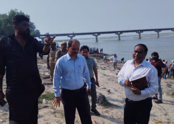 कन्नौज: डीएम ने मेंहदीघाट अन्त्योष्टि स्थल का किया निरीक्षण, अव्यवस्थाओं पर जताई नाराजगी
