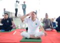DEHRADUN-अंतर्राष्ट्रीय योग दिवस पर हजारों लोगों के साथ मुख्यमंत्री ने किया योगाभ्यास