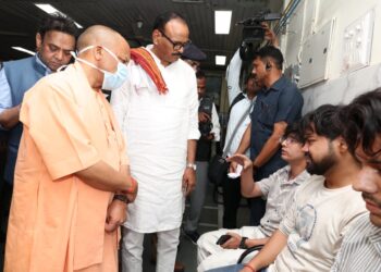 LUCKNOW-अलीगढ़ से सीधे अग्निकांड स्थल पहुंचे मुख्यमंत्री योगी*