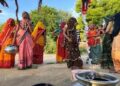 विकास की चकाचौंध में गुम बेघर लोगों के सपने”।